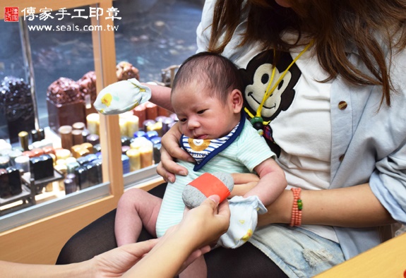 謝寶寶(台中北區嬰兒寶寶滿月剃頭理髮、免費嬰兒剃胎毛儀式吉祥話)。中國風會場，爸媽寶貝免費穿「日中韓」古裝禮服。專業拍照、DVD光碟、證書。★購買「臍帶章、肚臍章、胎毛筆刷印章」贈送：剃頭、收涎、抓周，三選一。 2015.11.15 照片5